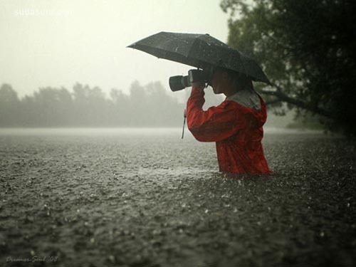 40个极其浪漫的雨中摄影
