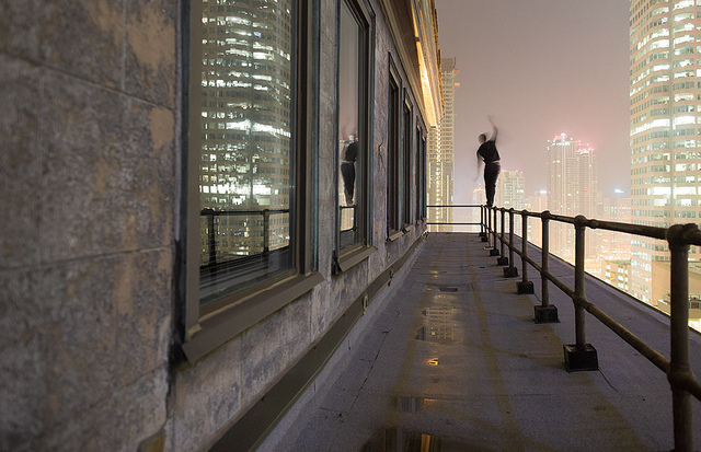 Tom Ryaboi 俯瞰城市夜景