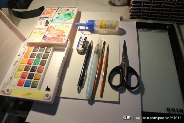 准备工具：A4纸、水彩纸、水彩笔、水彩颜料、剪刀、笔刀（忘记放上去了( ﾉД`)）、橡皮、铅笔、胶水、透写台