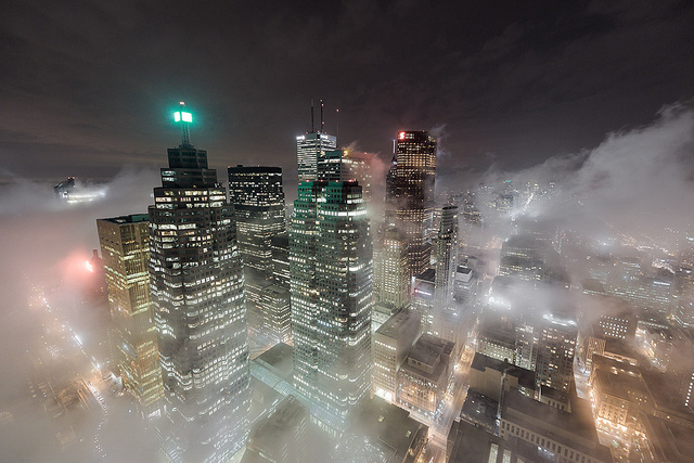 Tom Ryaboi 俯瞰城市夜景