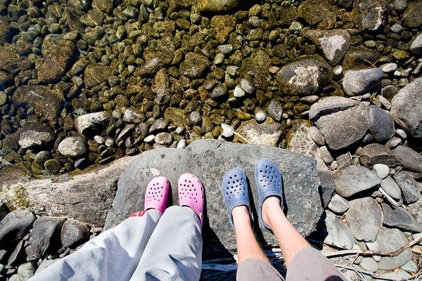 卡洛驰洞洞鞋，新西兰。