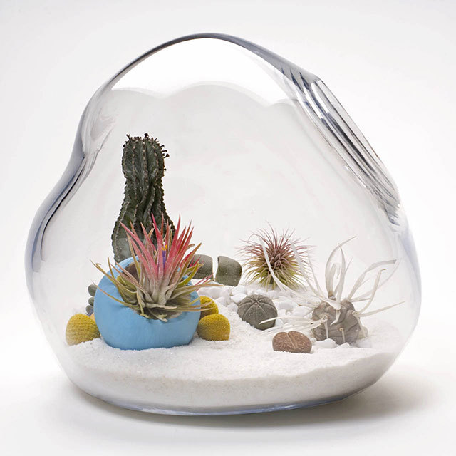 Lykt水晶球Lítill饲养箱<br /><br /> http://interiorzine.com/2010/07/27/litill-terrariums-tiny-living-sculpture/