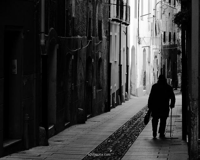 Francesco Medda 黑白色街道
