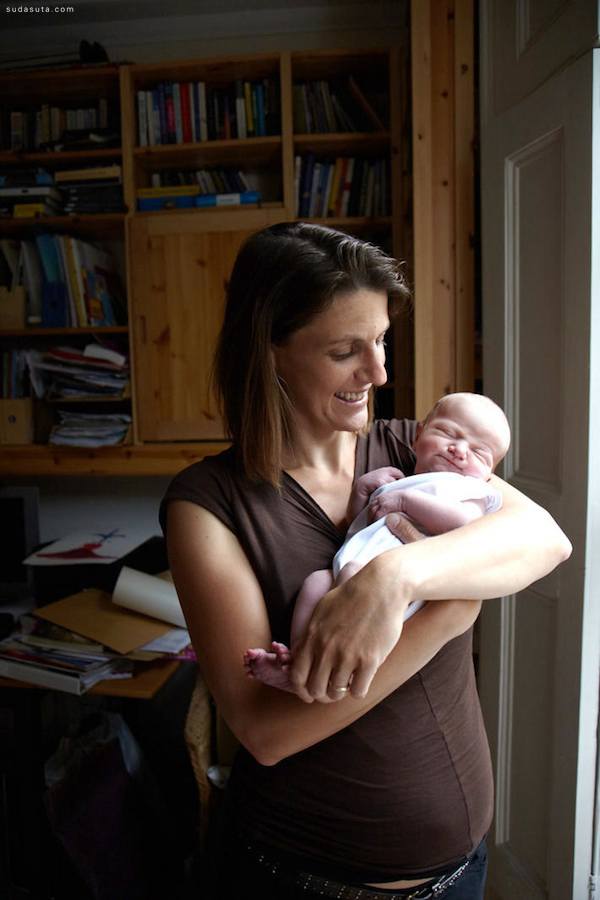  Jenny Lewis 系列摄影《妈妈和一日龄婴儿》