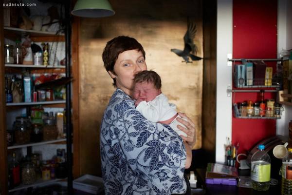  Jenny Lewis 系列摄影《妈妈和一日龄婴儿》