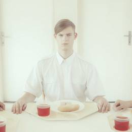 Maria Svarbova 的系列摄影《The dining room》