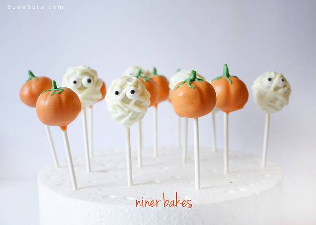 Halloween Cake Pops by niner bakes