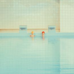 Maria Svarbova 青春人像摄影《游泳池》